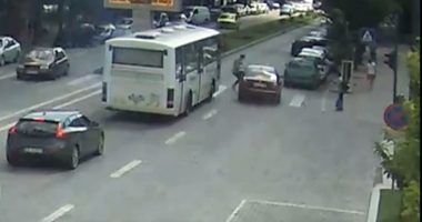 VIDEO ȘOCANT / Tânăr SPULBERAT pe trecerea de pietoni