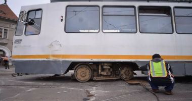 Stire din Eveniment : După ce a provocat un accident în care au fost implicate cinci mașini, vatmanul tramvaiului a fugit