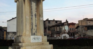 Stire din Fun : De câțiva ani, bustul primarului renumit al Constanței din perioada interbelică, Ioan Roman, a dispărut de pe soclu