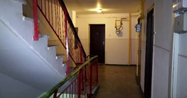 Stire din Eveniment : După o ceartă cu vecinul, un locatar a fost împins pe scări și târât până la parter
