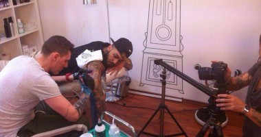 Stire din Monden : Alex Velea și-a făcut tatuaj nou