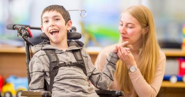 Stire din Social : În ce condiţii beneficiază de program redus părinţii copiilor cu handicap