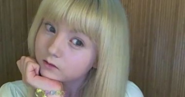 Stire din Actualitate : Fetița care ȘOCHEAZĂ părinții pe internet. Face orice ca să arate ca o păpușă VIDEO