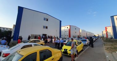 Stire din Eveniment : Verificări în cartierul Henri Coandă. Au fost amprentați și fotografiați mai mulți locatari