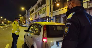 Stire din Eveniment : Zeci de amenzi, într-o noapte, celor care au ieșit pe străzi fără declarații