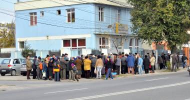 Stire din Politică-Administrație : Dispar "cozile umilinței" din Constanța. Nevoiașii vor primi tichete valorice în locul pachetelor cu alimente