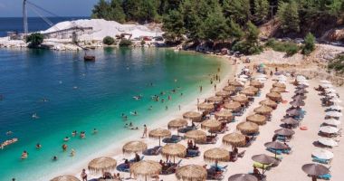 Stire din Social : O familie de români a fost jefuită în Grecia. Hoţii le-au furat 1.000 de euro din seiful camerei de hotel