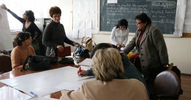 Stire din Cultură-Educație : Vești despre salariile din educație. Profesorii sunt momiți cu măriri, sindicatul amenință cu proteste