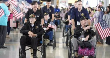 Stire din Actualitate : Mai mulți piloți americani, inclusiv un veteran de 107 ani, s-au întors în Normandia, la 80 de ani de la Ziua-Z