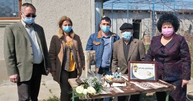 Stire din Politică-Administrație : Veteranul Ioan Ceapă, sărbătorit de primarul Mariana Gâju, la împlinirea a 104 ani