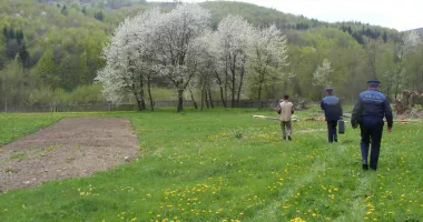 Stire din Eveniment : Adolescent de 15 ani găsit mort pe un câmp. Polițiștii au deschis o anchetă