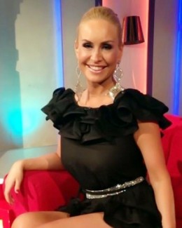 Stire din Monden : Vica Blochina, criticată că  se distrează pe banii lui Pițurcă