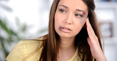 Stire din Social : Femei bătute măr de soții agresivi. Unde se pot duce victimele violenței domestice