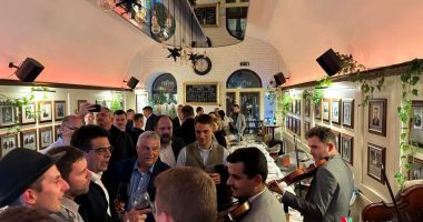 Stire din Actualitate : Viktor Orban, surprins petrecând într-un restaurant din Cluj. „Noi nu plecăm de aici”