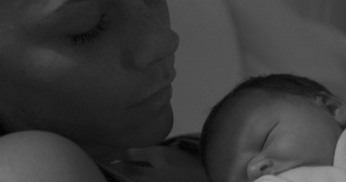 Stire din Monden : Victoria Beckham nu-și poate ține fetița în brațe