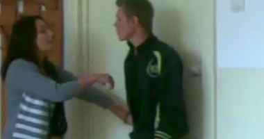 Se întâmplă în Romania! Un elev a pălmuit o profesoară după ce a primit o palmă la rândul lui / Video