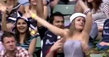 Stire din Sport : Bucurie mare la meci. Și-a dezbrăcat iubita in fața unui stadion întreg / Video