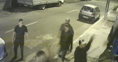 VIDEO INCREDIBIL / SCENE DE NEIMAGIANT ÎN CONSTANȚA ANULUI 2016. Zeci de romi atacă o casă în Coiciu - 2