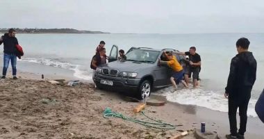 Stire din Eveniment : VIDEO / COCALAR din Brăila, "PARCARE" la buza Mării Negre