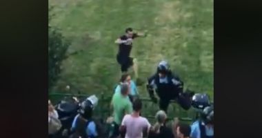 VIDEO / Jandarm lovit ca în arenele de K1 de un protestatar