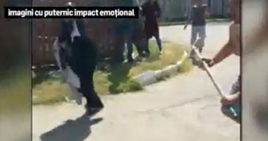 VIDEO / MOMENTE ȘOCANTE PE LITORAL! Polițist, ALERGAT CU BÂTE ȘI CU TOPORUL de mai mai mulți bărbați - 2