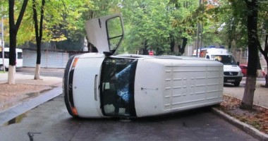 Stire din Eveniment : Un microbuz s-a răsturnat în centrul Bucureștiului