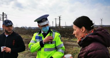 GALERIE FOTO - VIDEO. Poliţiştii constănţeni, alături de conducătorii auto. Le-au oferit băuturi calde, fructe şi sfaturi preventive - 2