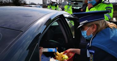 GALERIE FOTO - VIDEO. Poliţiştii constănţeni, alături de conducătorii auto. Le-au oferit băuturi calde, fructe şi sfaturi preventive - 3