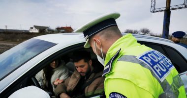 GALERIE FOTO - VIDEO. Poliţiştii constănţeni, alături de conducătorii auto. Le-au oferit băuturi calde, fructe şi sfaturi preventive - 4