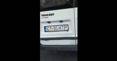 Video incredibil! ȘOFERUL UNUI MAXI TAXI SE JOACĂ PE TELEFON, ÎN TIMP CE CONDUCE. Ce spune directorul firmei de transport. UPDATE - 2