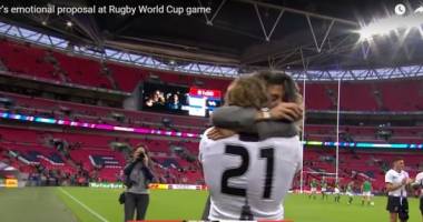 Stire din Sport : Imagini emoționante. Un rugbist român a cerut-o în căsătorie pe iubita sa, pe stadionul Wembley