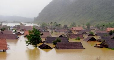 Stire din Actualitate : Zece decese, nouă persoane dispărute în urma inundaţiilor din nordul Vietnamului