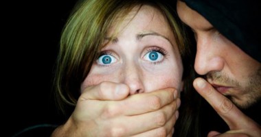 Stire din Diverse : O turistă a fost răpită și violată de trei bărbați!