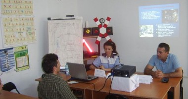 Viitorii șoferi, instruiți de polițiștii de la Rutieră și specialiștii Centrului Antidrog