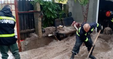 VIDEO / Viitură la Palazu Mic. O familie evacuată din locuinţă - 2