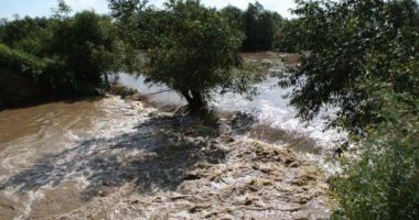 Ploile puternice au făcut prima victimă: un bărbat a murit luat de viitură