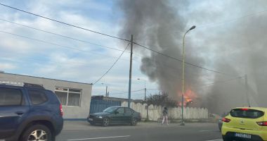 INCENDIU VIOLENT! ARDE O CASĂ PE ŞOSEAUA MANGALIEI - 2