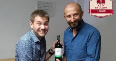 O sticlă de vin roșu  pentru donatorii de sânge - 2