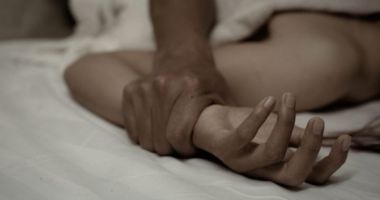 Un bărbat de 44 de ani și-a violat vecina de 54 de ani, rămasă văduvă