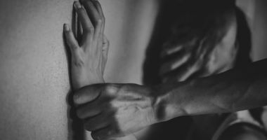 O tânără a fost bătută și violată de un bărbat cu 30 de ani mai în vârstă