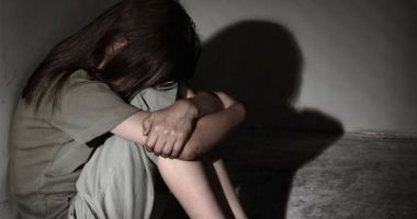 Un constănțean acuzat că și-a violat fiicele vitrege rămâne după gratii