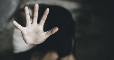 Caz revoltător! Un cuplu și-a abuzat sexual fetița de 6 ani și alte 3 fete