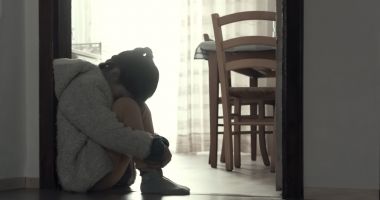 Stire din Eveniment : Timp de patru ani a violat două minore, dintre care una cu handicap, cu acordul mamei lor