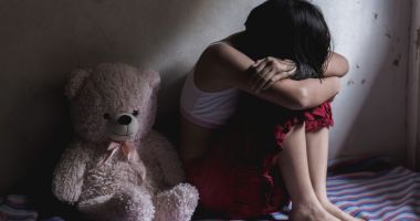 Stire din Eveniment : Fetiţă de 13 ani, violată de tatăl vitreg timp de doi ani. Mama și bunica fetei ştiau de abuzuri