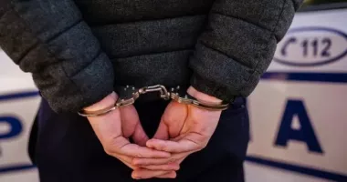 Stire din Eveniment : Tânăr de 24 de ani reținut pentru viol și violare de domiciliu
