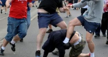 Stire din Eveniment : Violență greu de descris! Un bărbat a fost snopit în bătaie de trei tineri, în faţa unui cazino