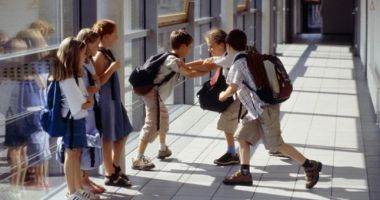 Stire din Cultură-Educație : Cum gestionăm violența în școli? Ministerul Educației propune un pachet infografic