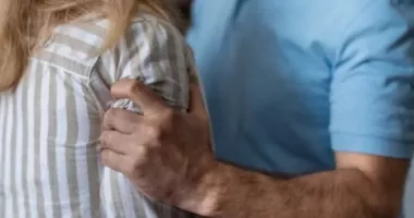 Stire din Eveniment : Un primar a fost arestat după ce și-a agresat partenera și fiica. Riscă până la 5 ani de închisoare