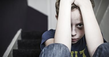 Stire din Social : "Părinții violenți să poată fi decăzuți din drepturi!"