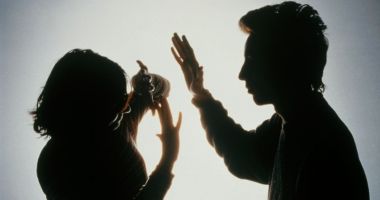 Mamă din Constanța, lovită de propriul copil. Poliția a emis ordin de protecție